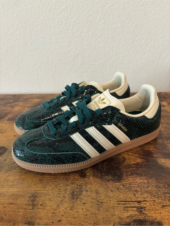 adidas Shoes - NWOT Women’s Collegiate green snakeskin samba w/ gum sole